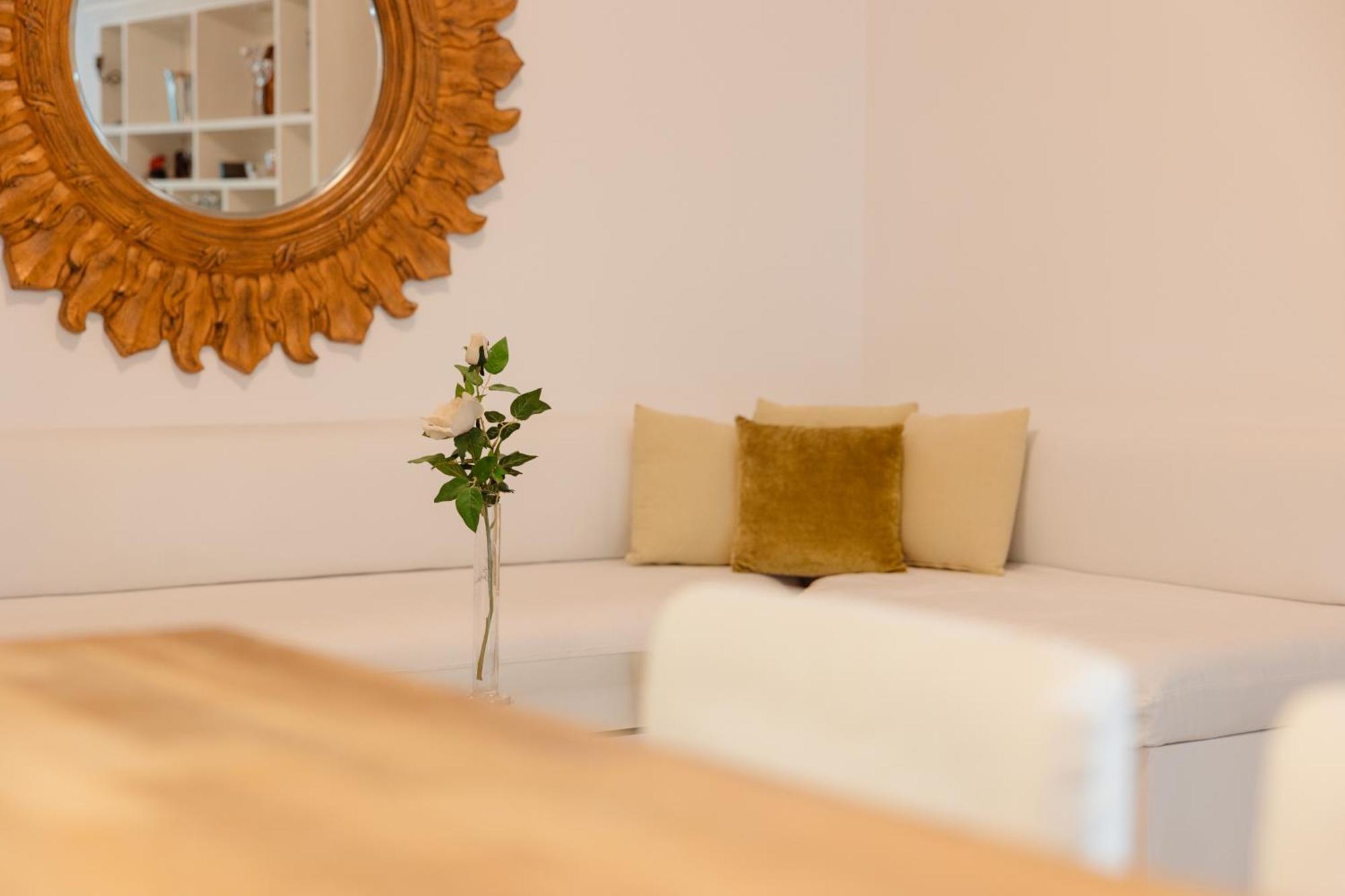 Ground Floor Holiday Apartment With Terrace And Pool In Puerto Banus, Marbella Exterior photo
